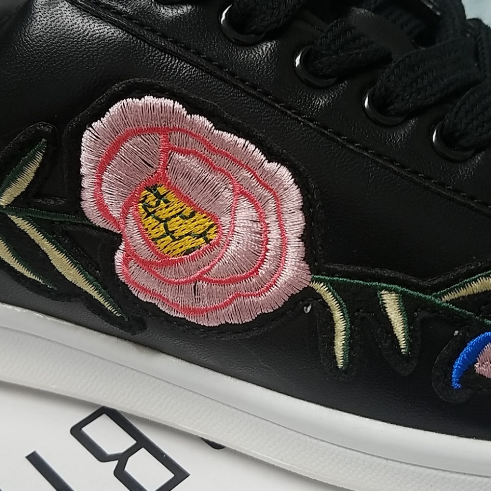 Cape Robbin sneaker - Picture 2 of 5